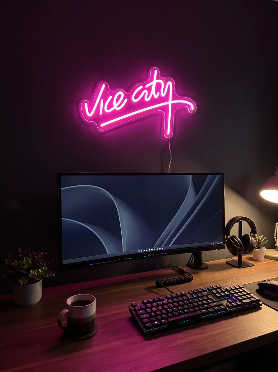 Vice City Neon über einem Schreibtisch mit Monitor und Tastatur