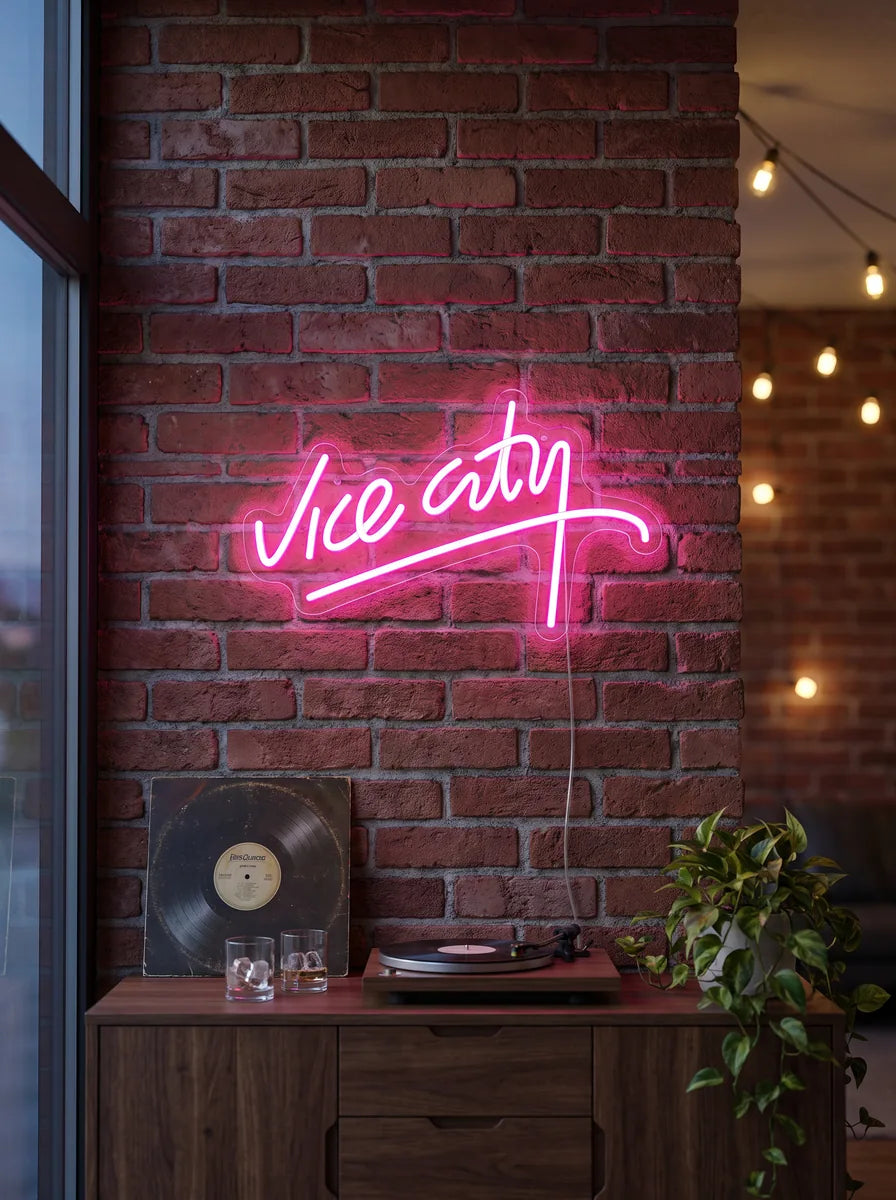 Vice City Neon an einer Ziegelwand über einem Plattenspieler