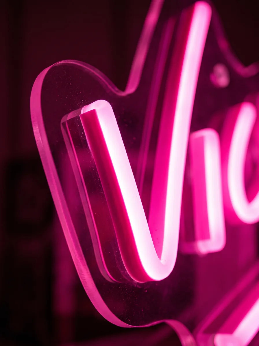 Nahaufnahme der LED-Röhren und der Acrylkante des Neons